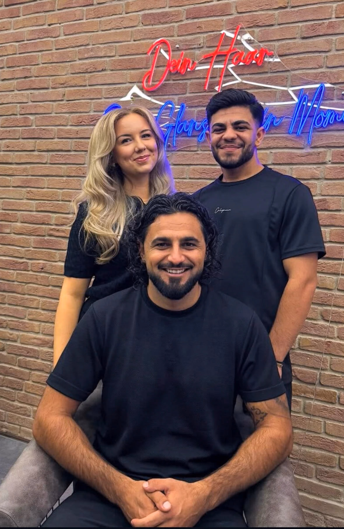 By Saif Frisör Stadthagen Saif, Marie und der Azubi am posieren.