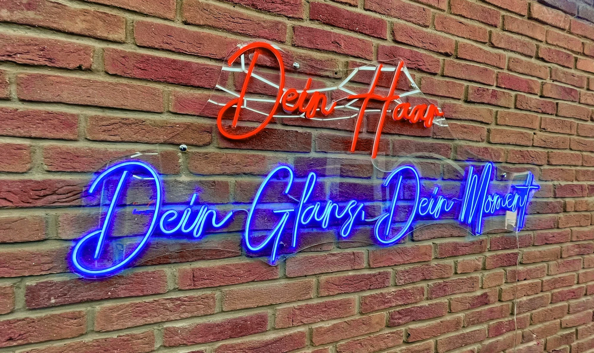 By Saif Frisör Stadthagen Ambiente schön eingerichtet mit LED Schriftzug