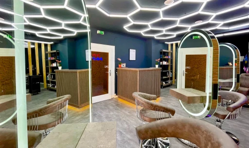 By Saif Frisör in Stadthagen - Innenambeinte Lounge Bereich und Theke.
